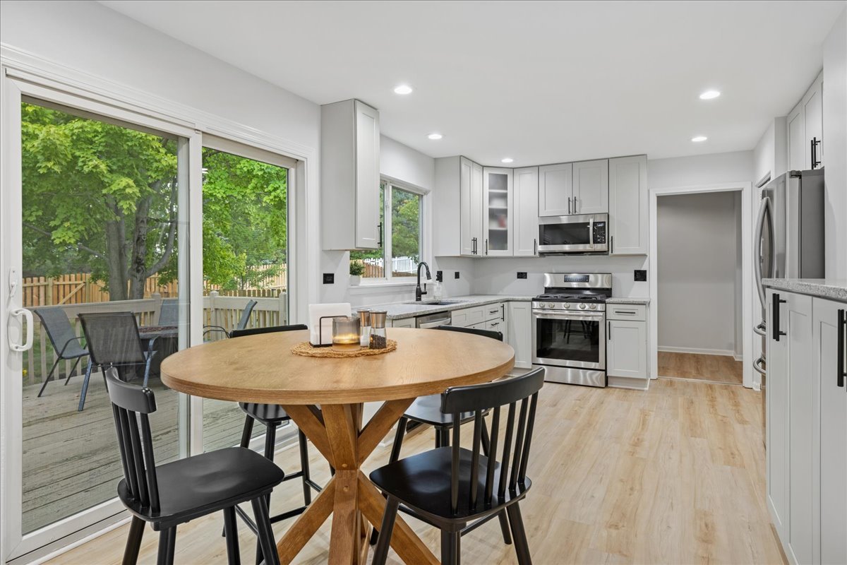 206 Cool Stone Bend, Lake In The Hills, IL 60156