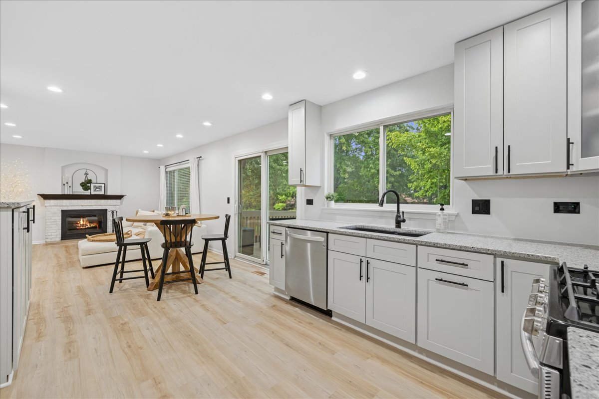 206 Cool Stone Bend, Lake In The Hills, IL 60156