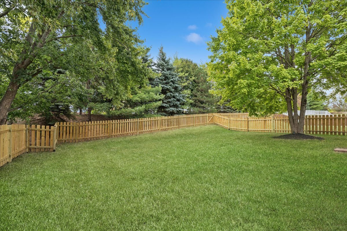 206 Cool Stone Bend, Lake In The Hills, IL 60156