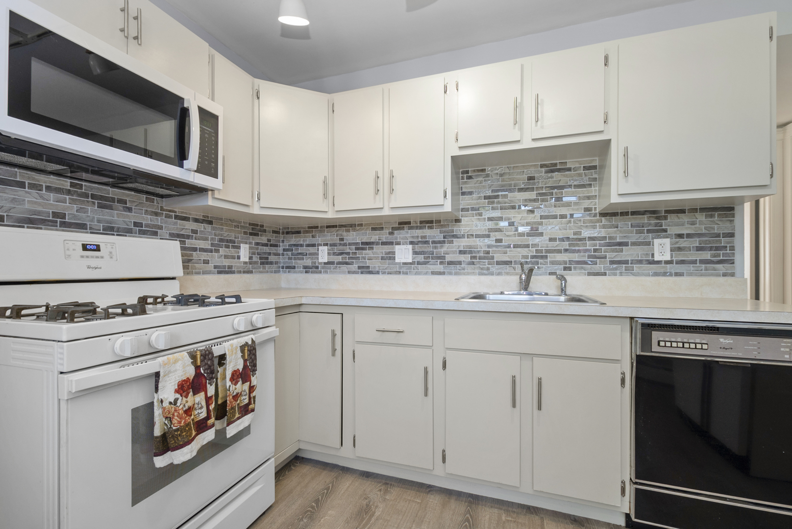 215 Dee Road, North Aurora, IL 60542