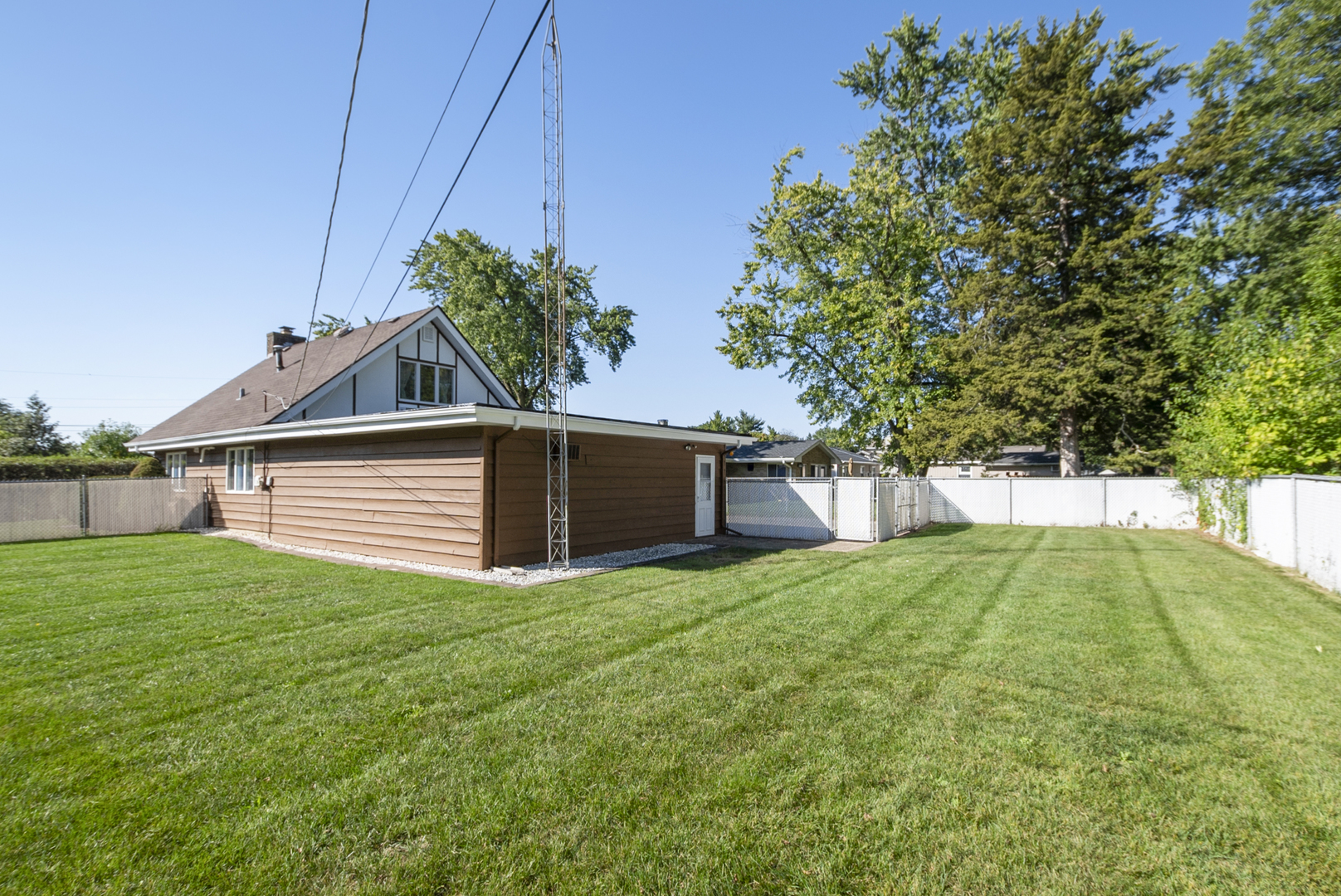 215 Dee Road, North Aurora, IL 60542