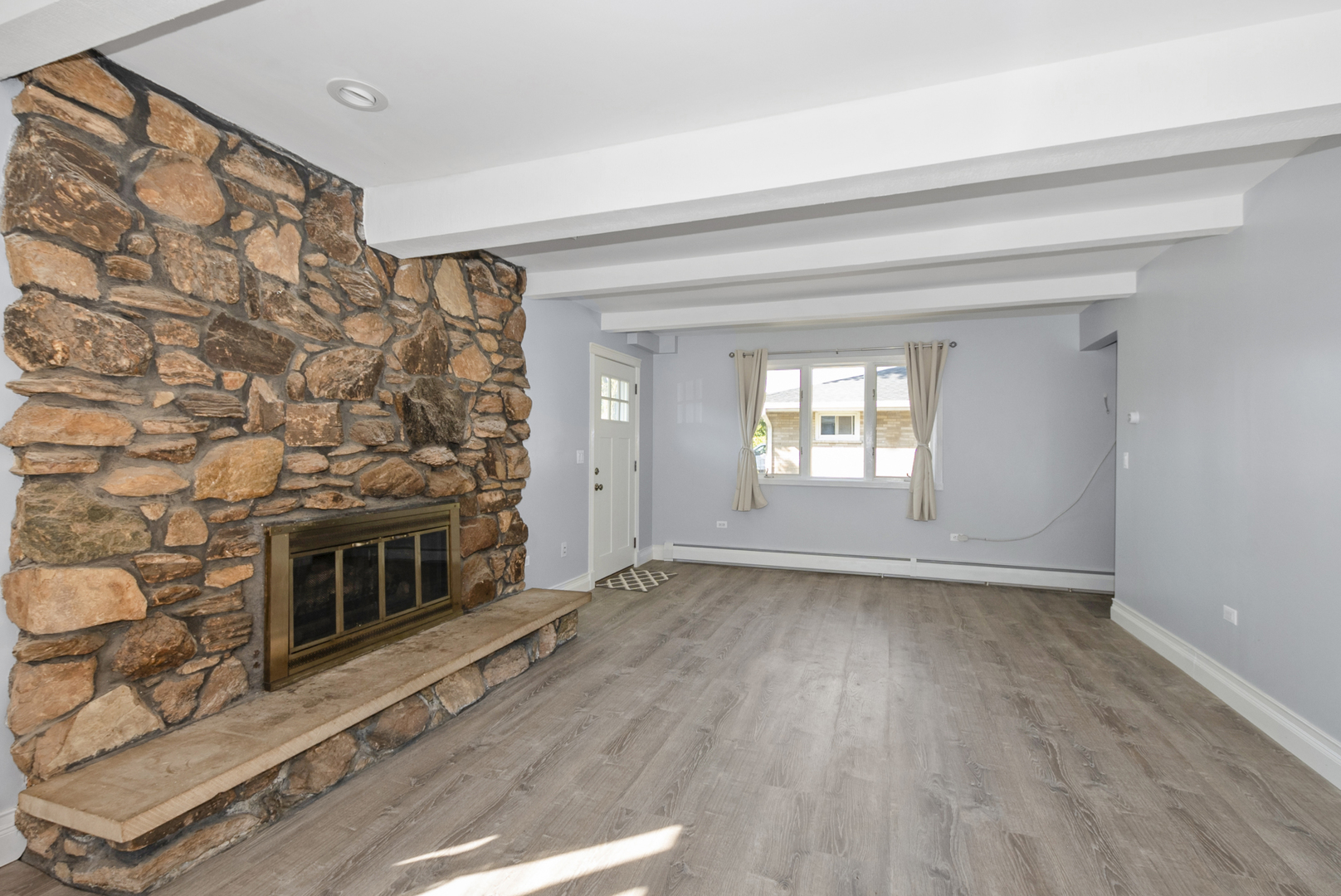 215 Dee Road, North Aurora, IL 60542