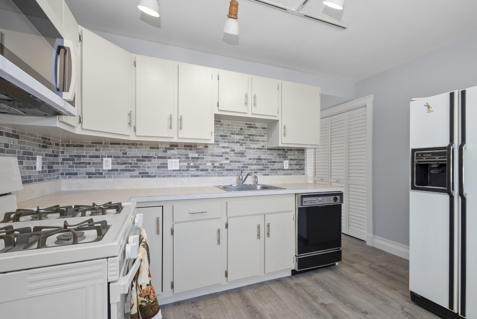 215 Dee Road, North Aurora, IL 60542