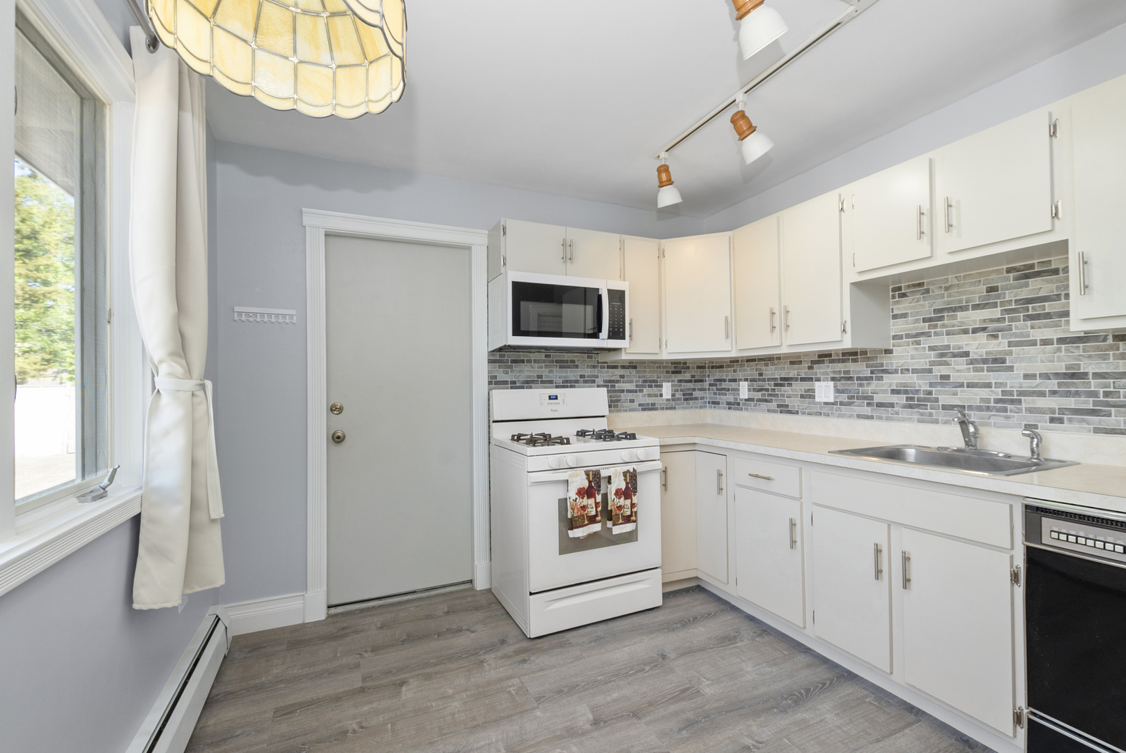 215 Dee Road, North Aurora, IL 60542