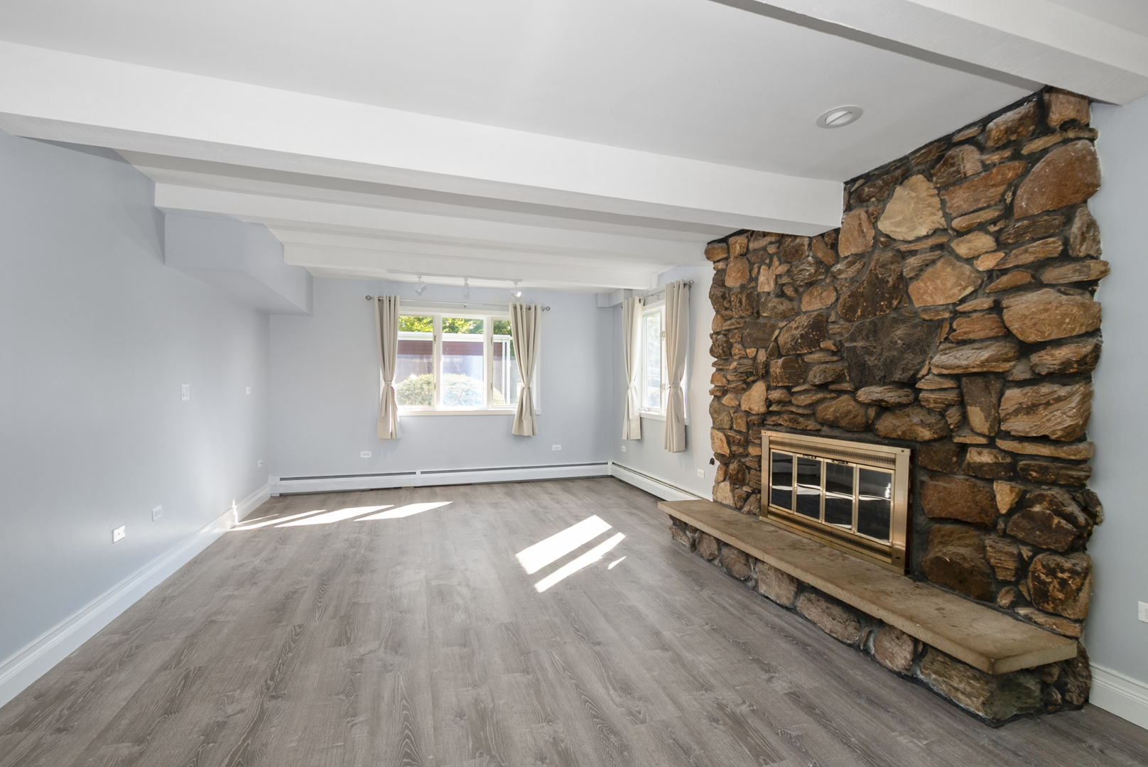 215 Dee Road, North Aurora, IL 60542