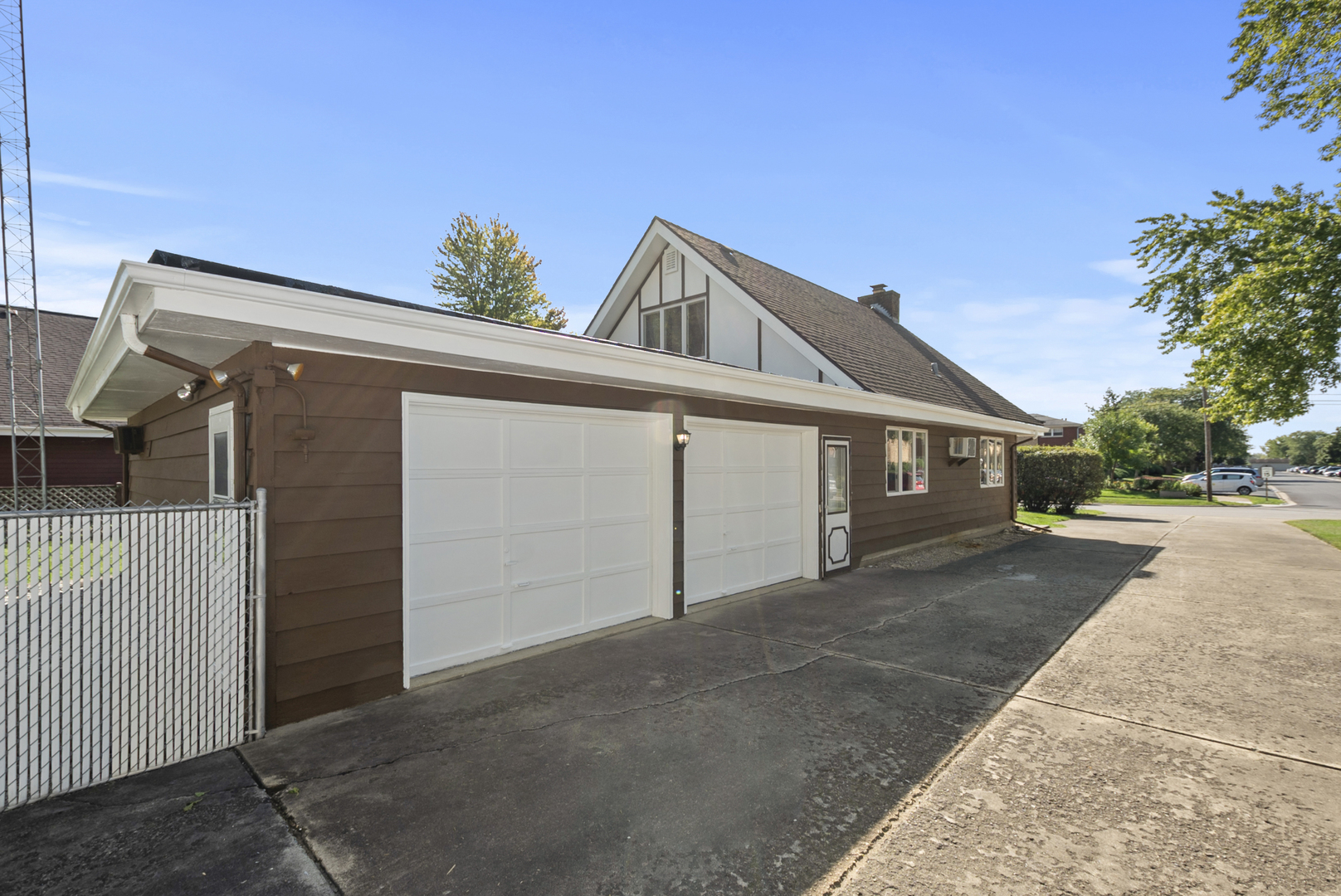 215 Dee Road, North Aurora, IL 60542