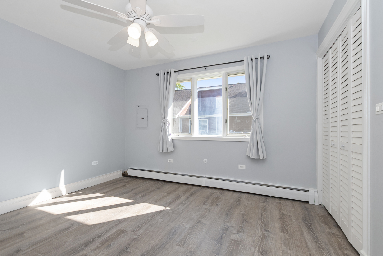 215 Dee Road, North Aurora, IL 60542