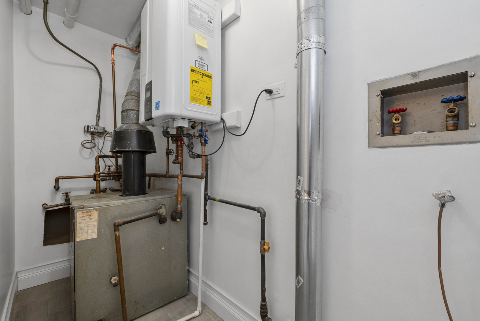 215 Dee Road, North Aurora, IL 60542