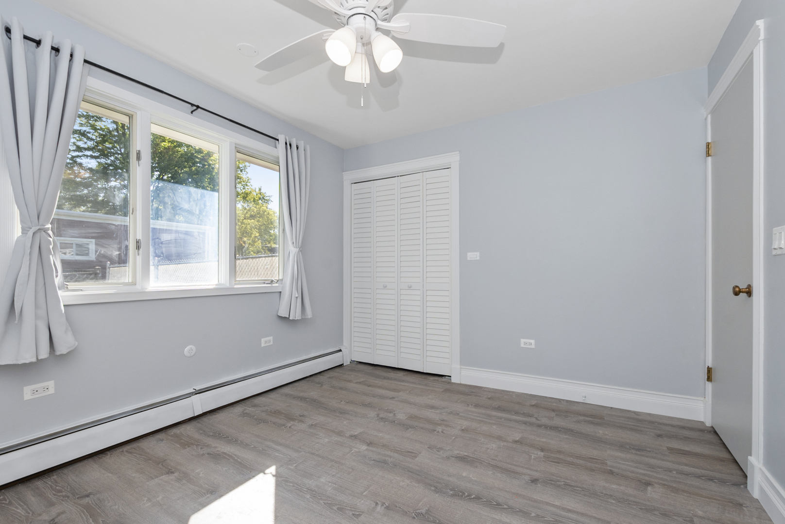 215 Dee Road, North Aurora, IL 60542