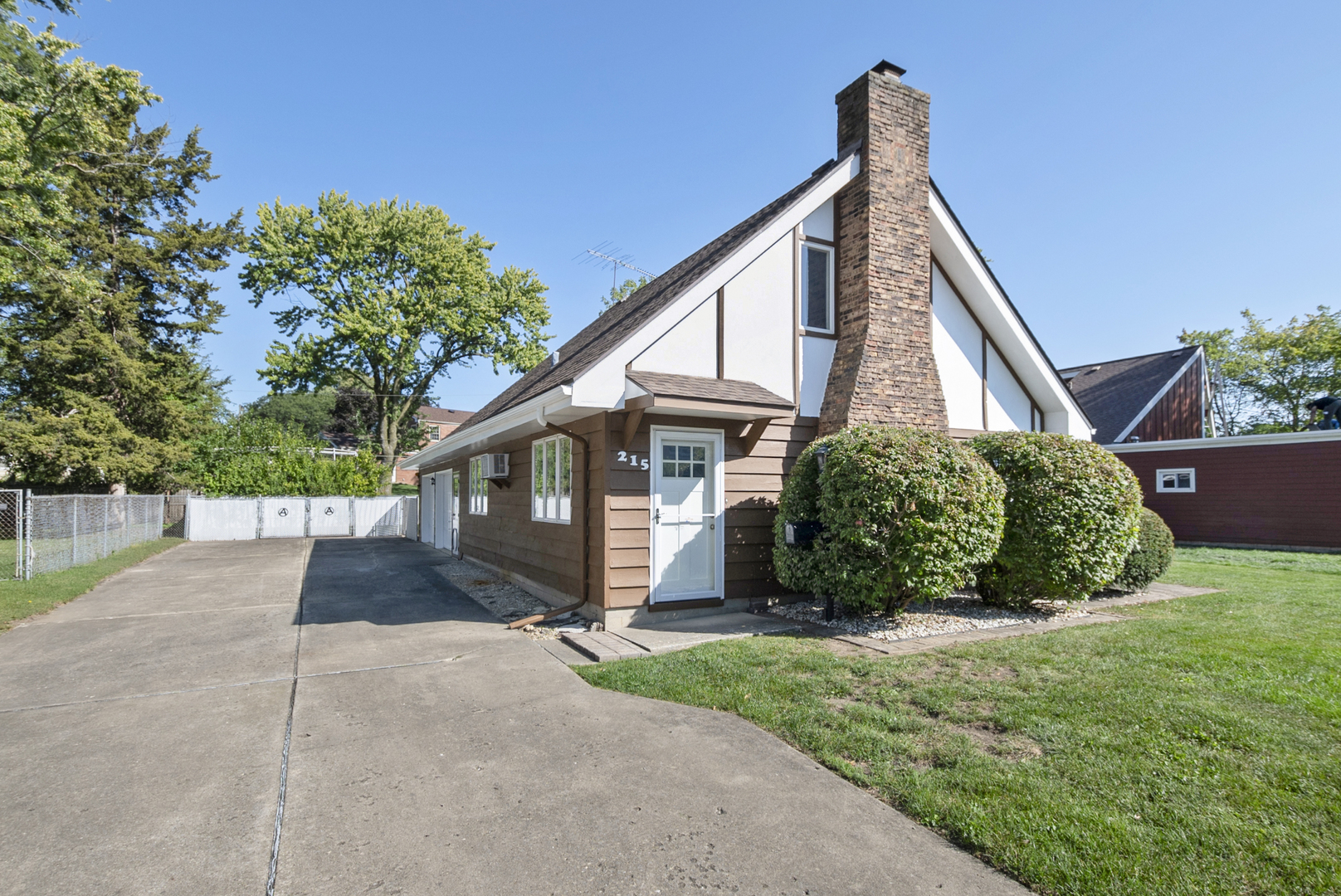 215 Dee Road, North Aurora, IL 60542