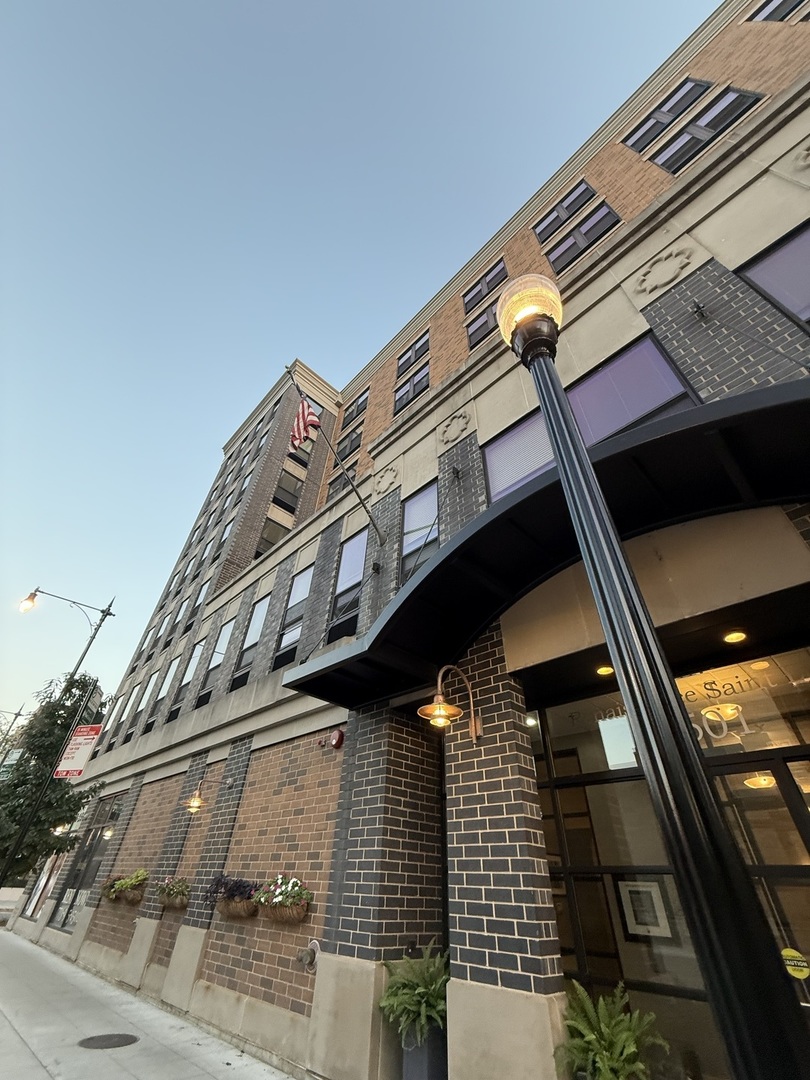 1501 W Belmont Avenue #201, Chicago, IL 60657