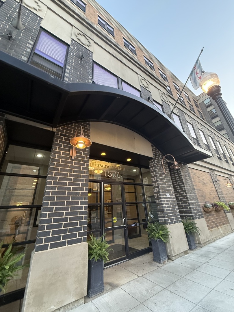 1501 W Belmont Avenue #201, Chicago, IL 60657