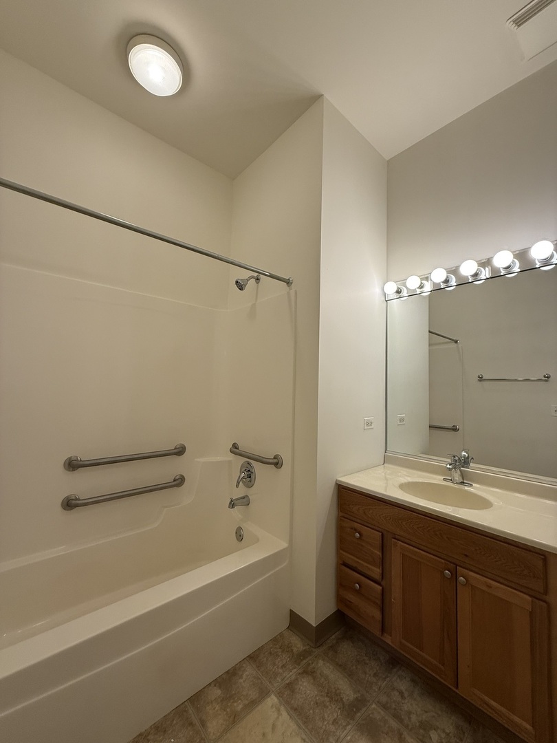 1501 W Belmont Avenue #201, Chicago, IL 60657