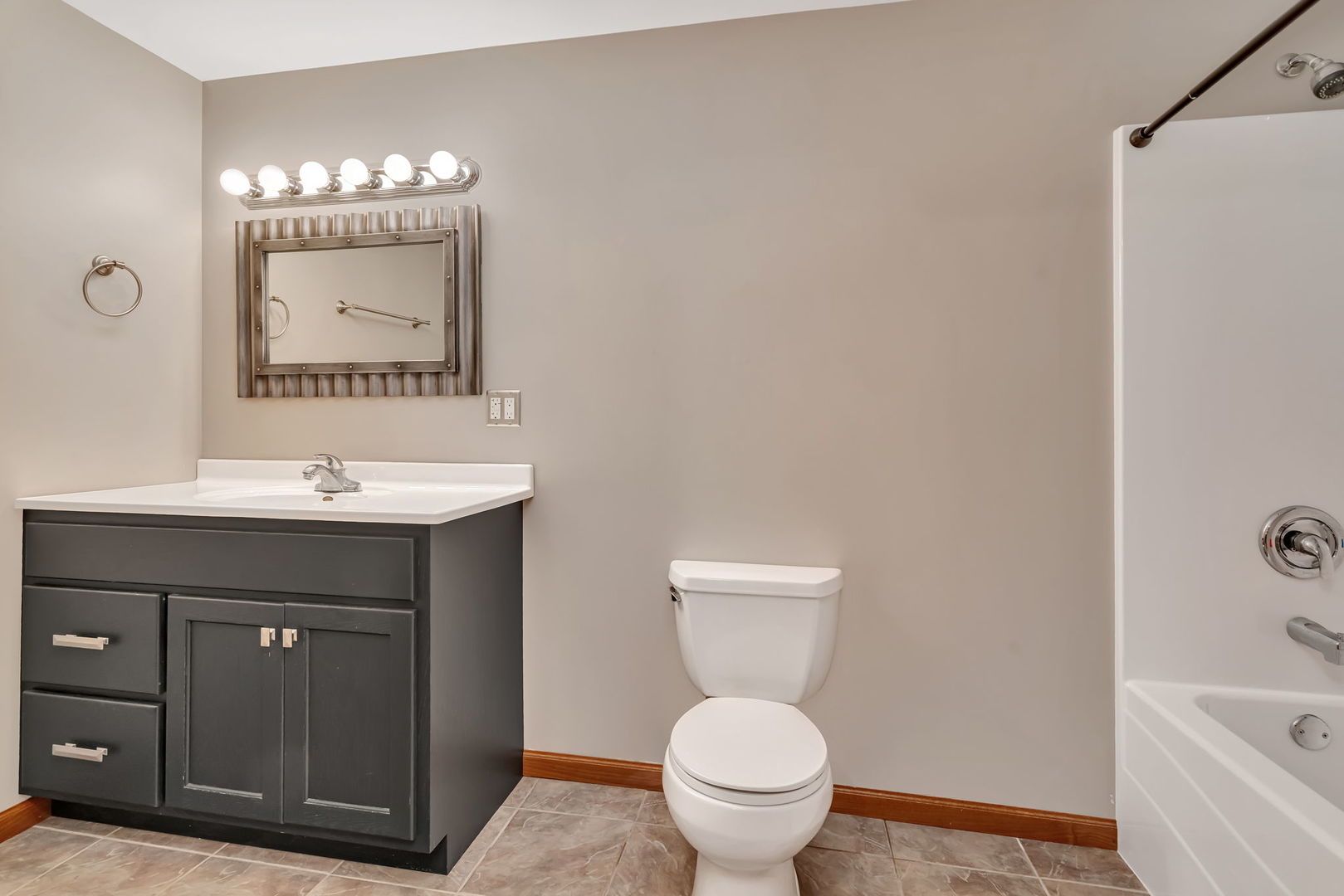 675 E Southmor Road, Morris, IL 60450