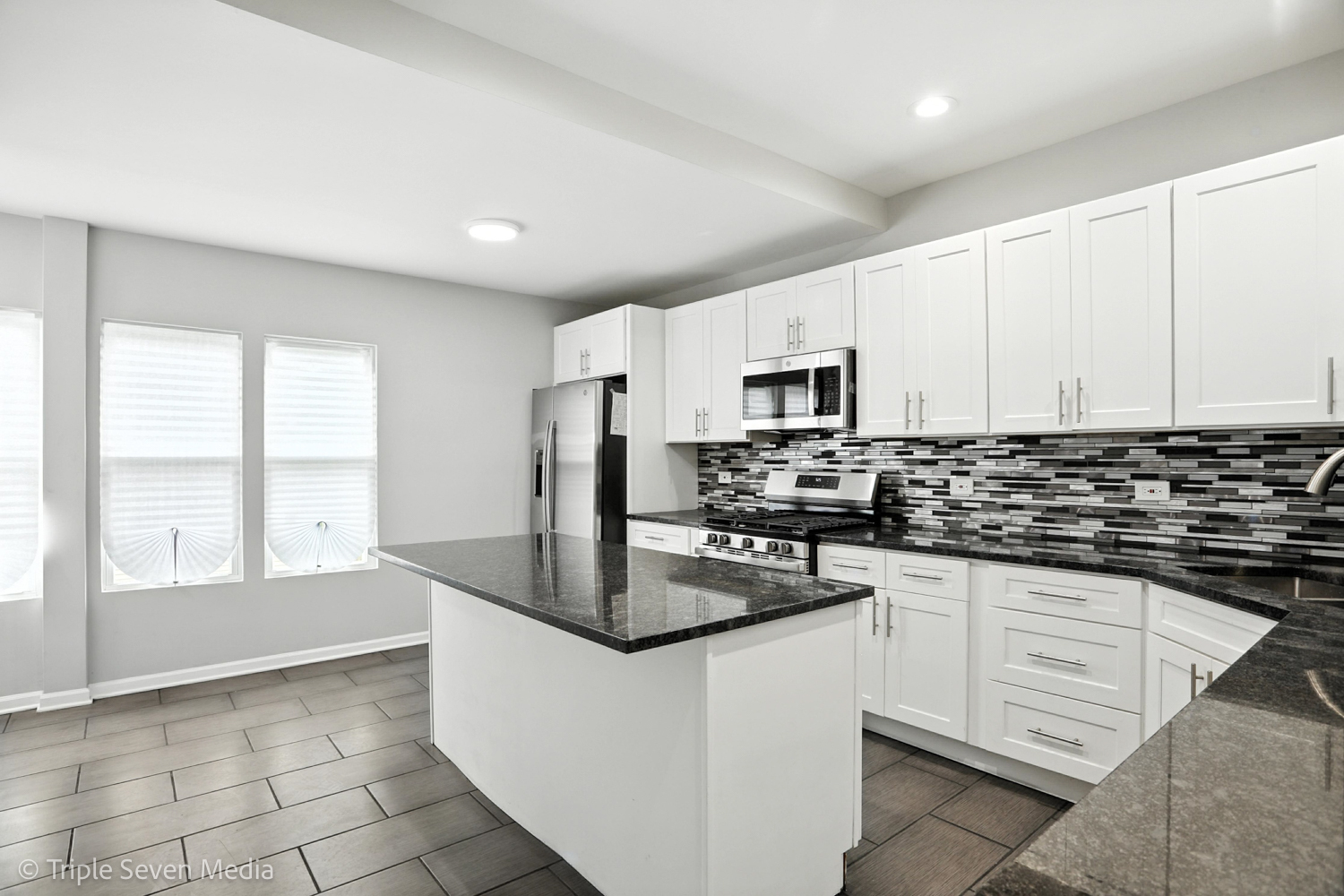 7940 S Perry Avenue, Chicago, IL 60620