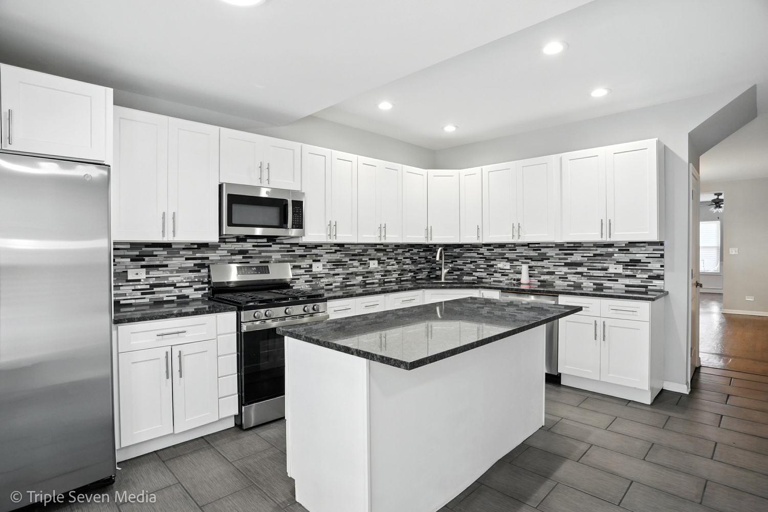 7940 S Perry Avenue, Chicago, IL 60620