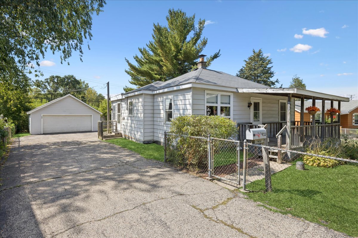 933 Tomahawk Trail, Round Lake Heights, IL 60073
