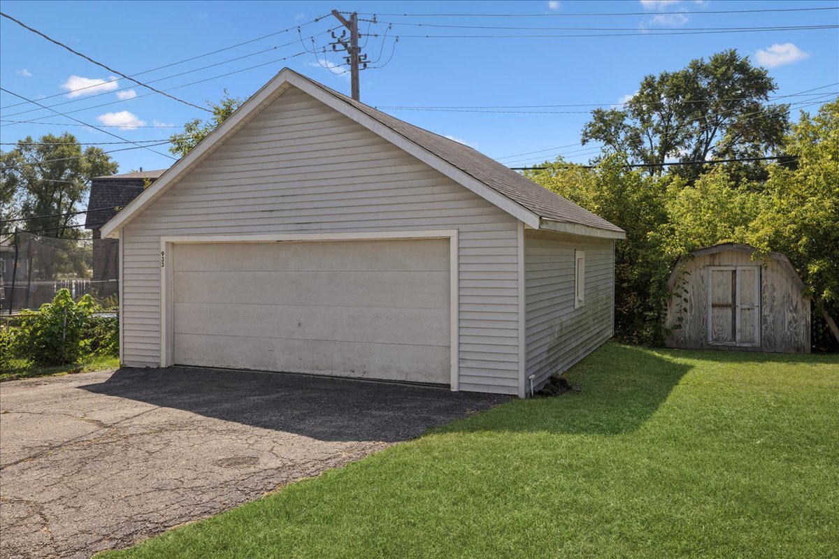 933 Tomahawk Trail, Round Lake Heights, IL 60073
