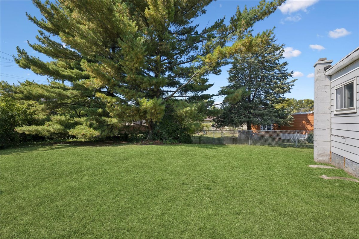 933 Tomahawk Trail, Round Lake Heights, IL 60073