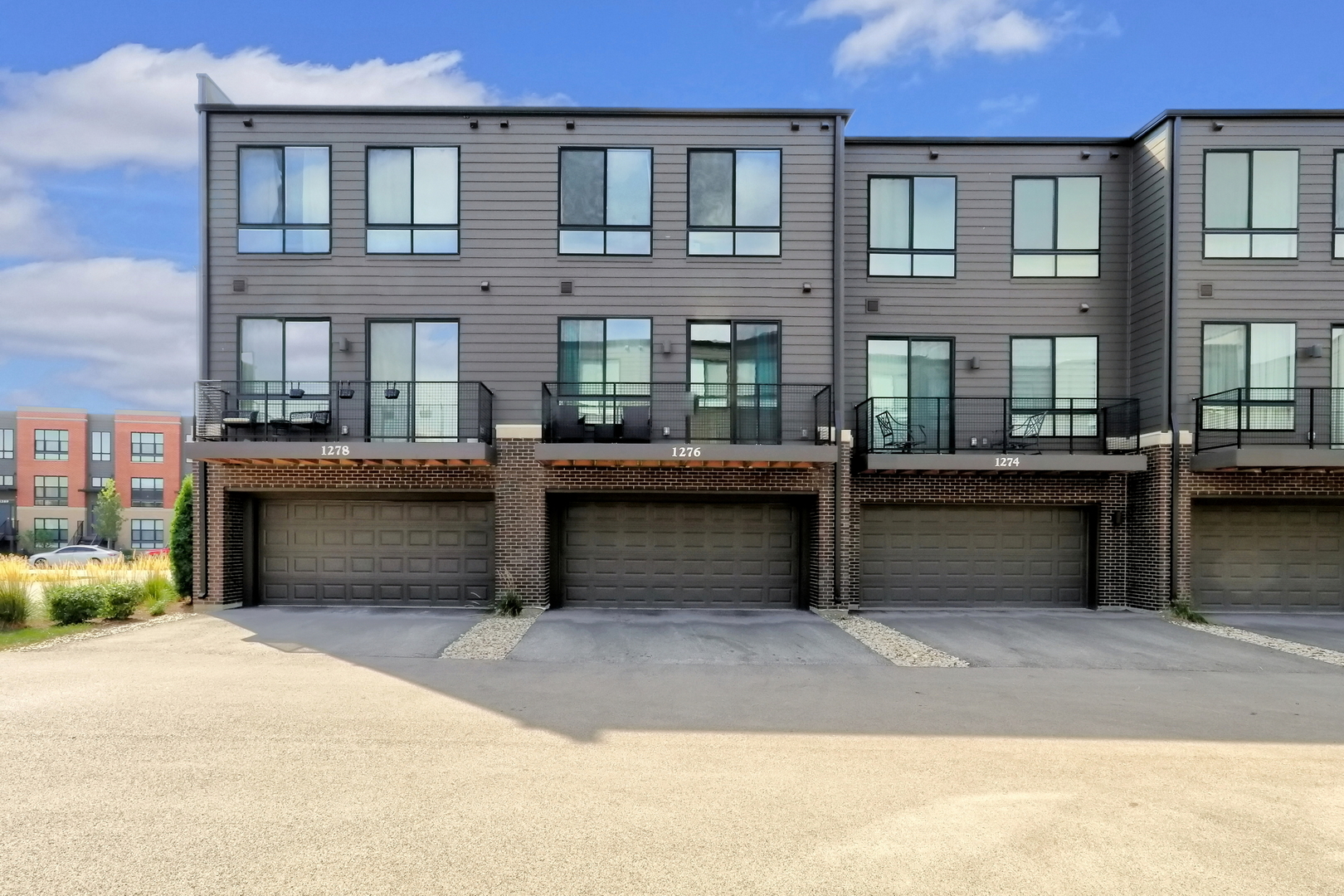 1276 Lakepointe Drive, Schaumburg, IL 60173