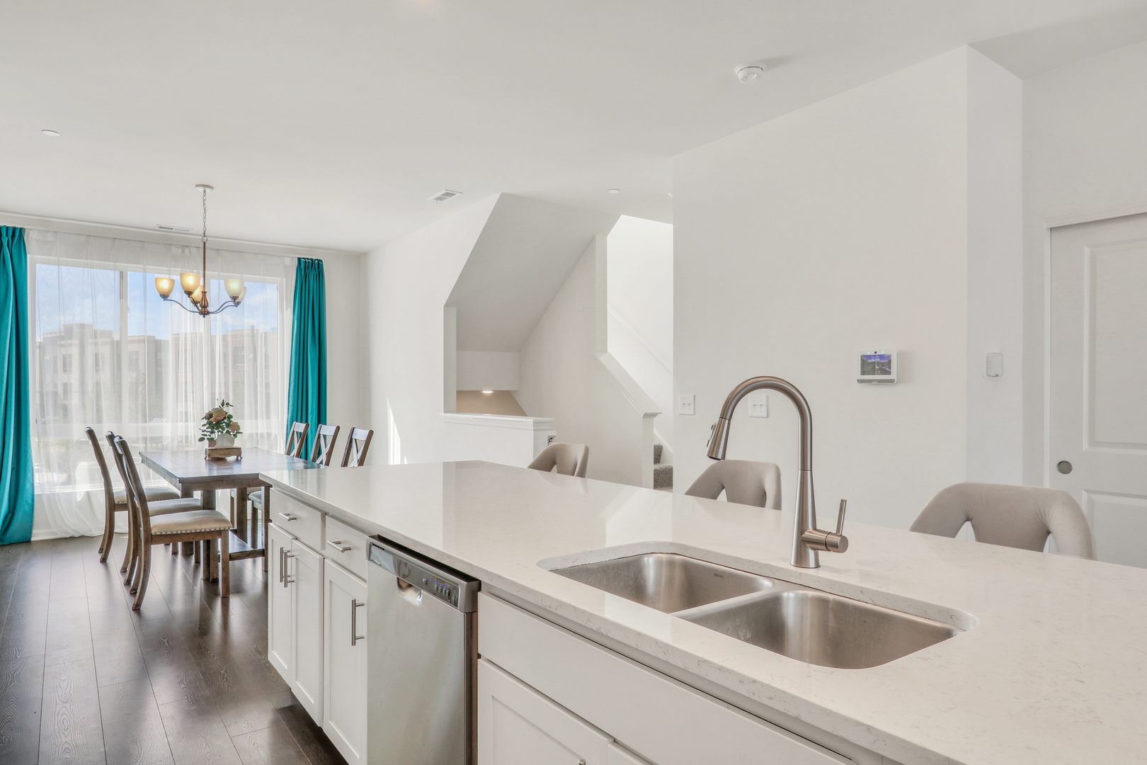 1276 Lakepointe Drive, Schaumburg, IL 60173