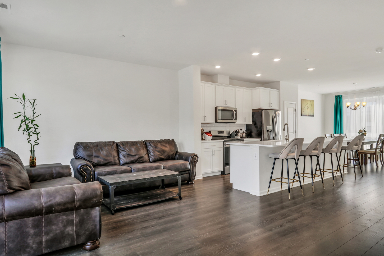 1276 Lakepointe Drive, Schaumburg, IL 60173