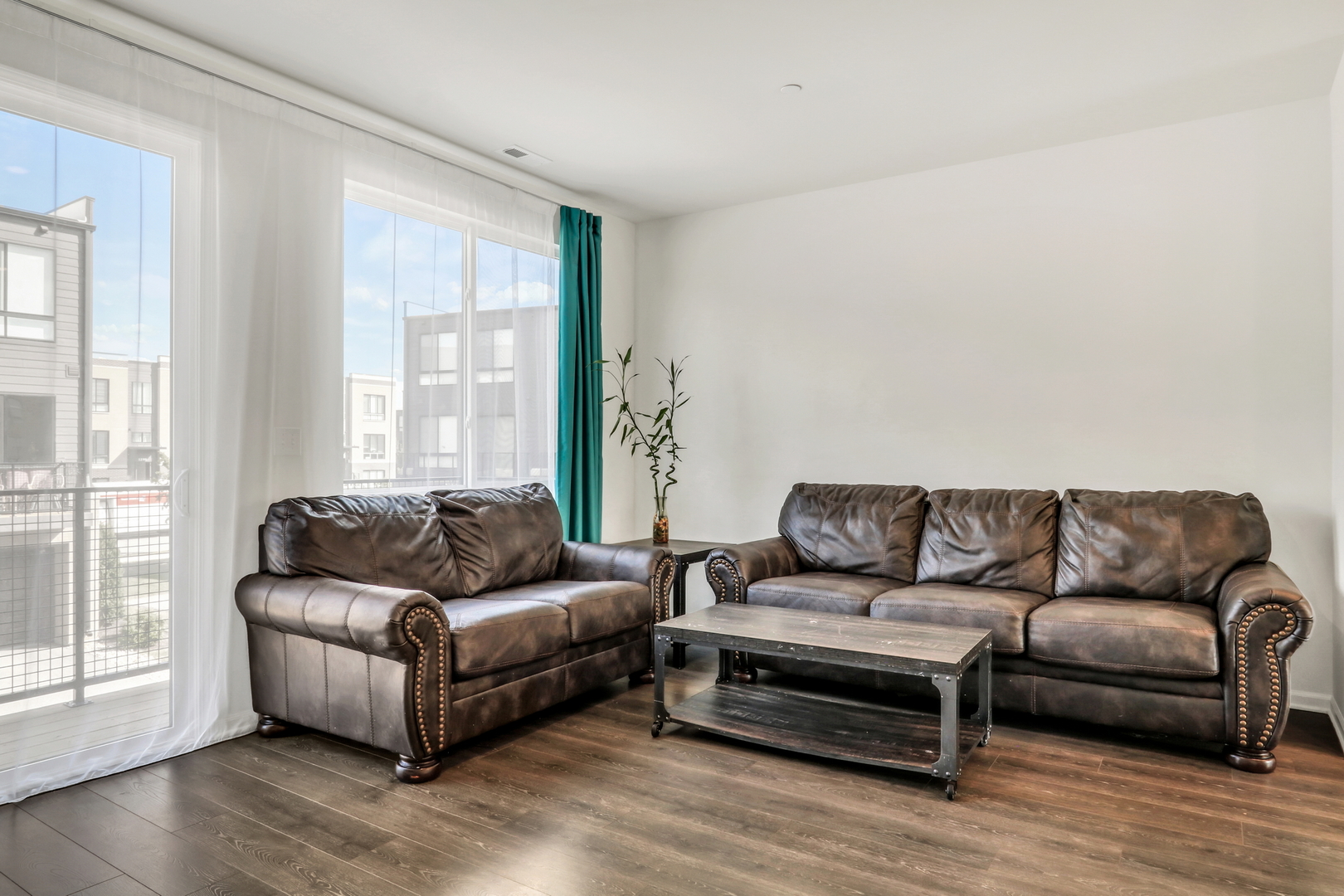 1276 Lakepointe Drive, Schaumburg, IL 60173