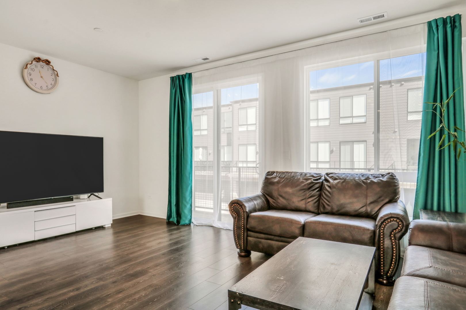 1276 Lakepointe Drive, Schaumburg, IL 60173