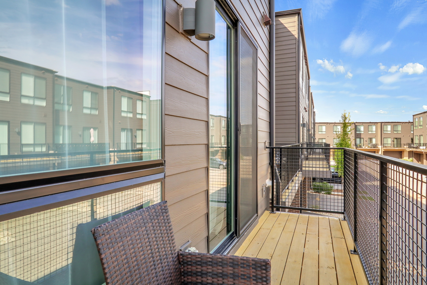 1276 Lakepointe Drive, Schaumburg, IL 60173