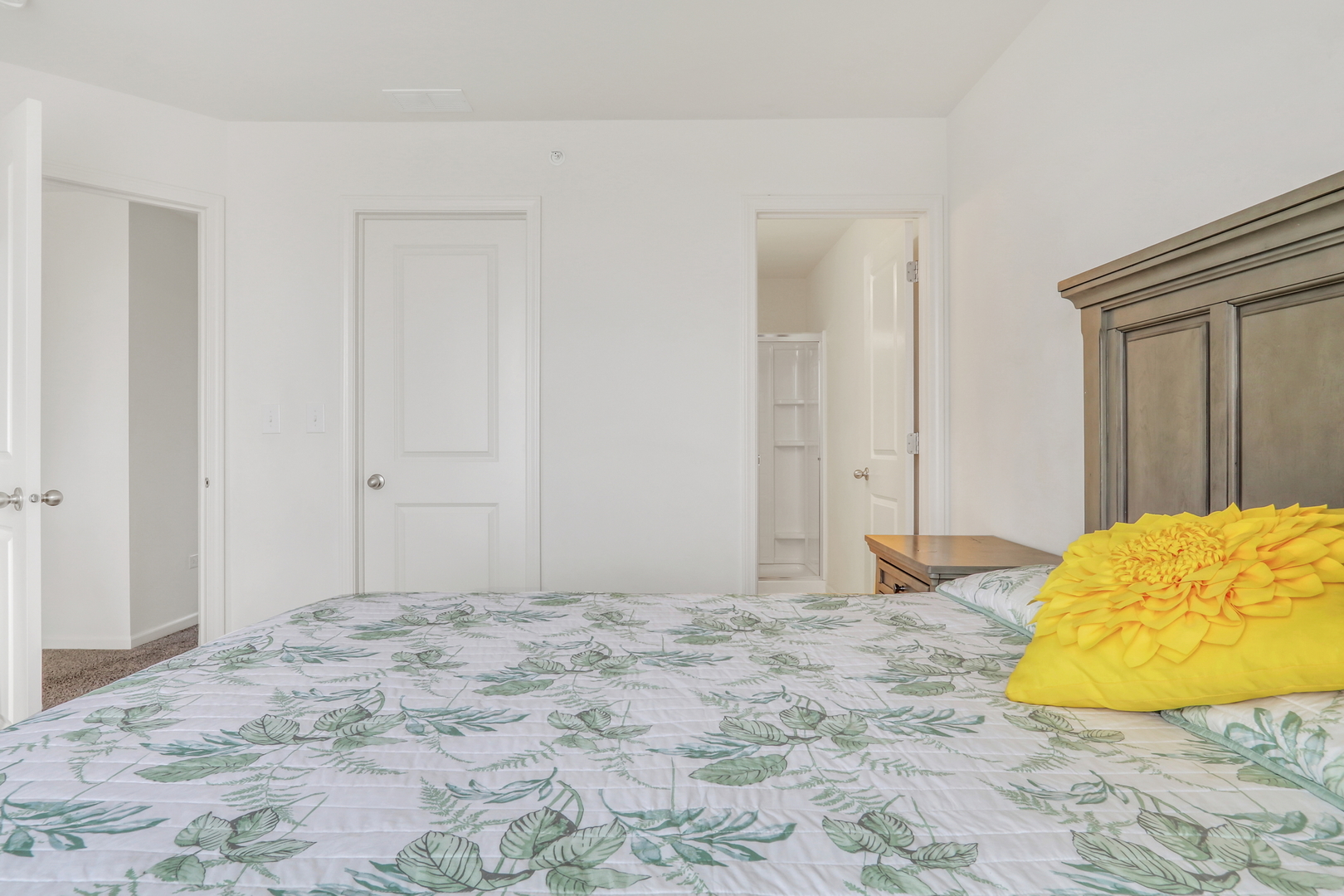 1276 Lakepointe Drive, Schaumburg, IL 60173