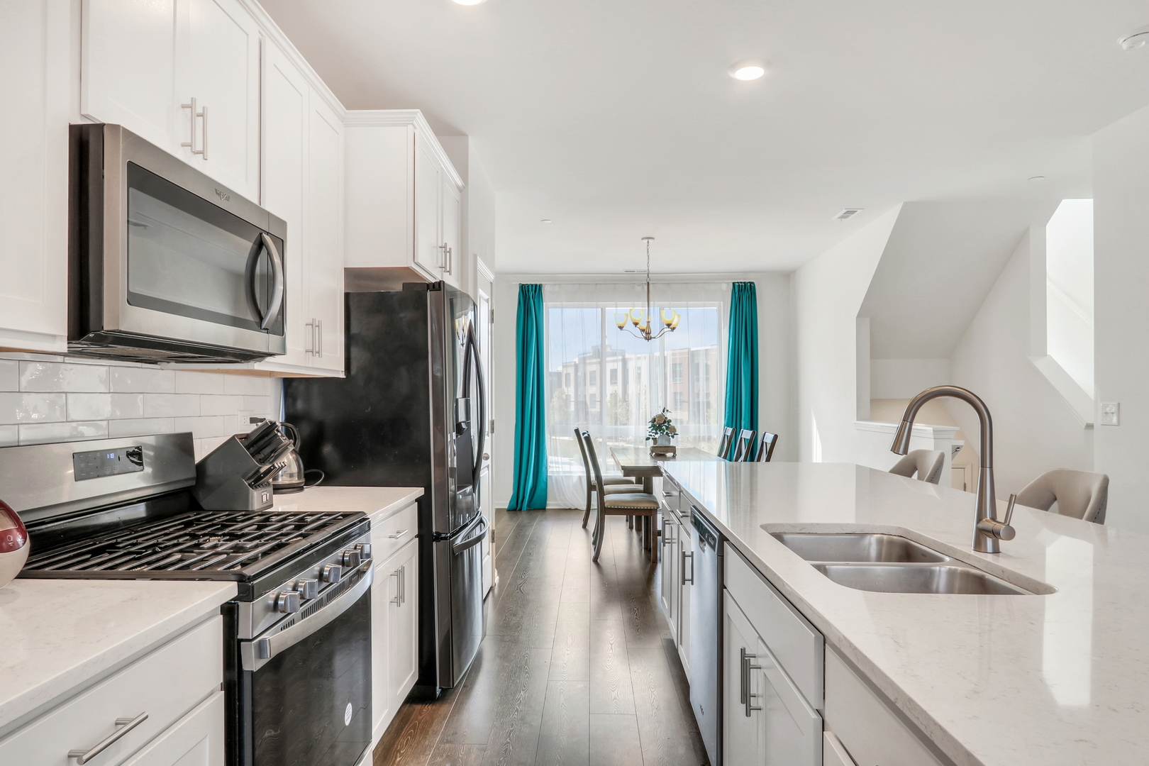 1276 Lakepointe Drive, Schaumburg, IL 60173