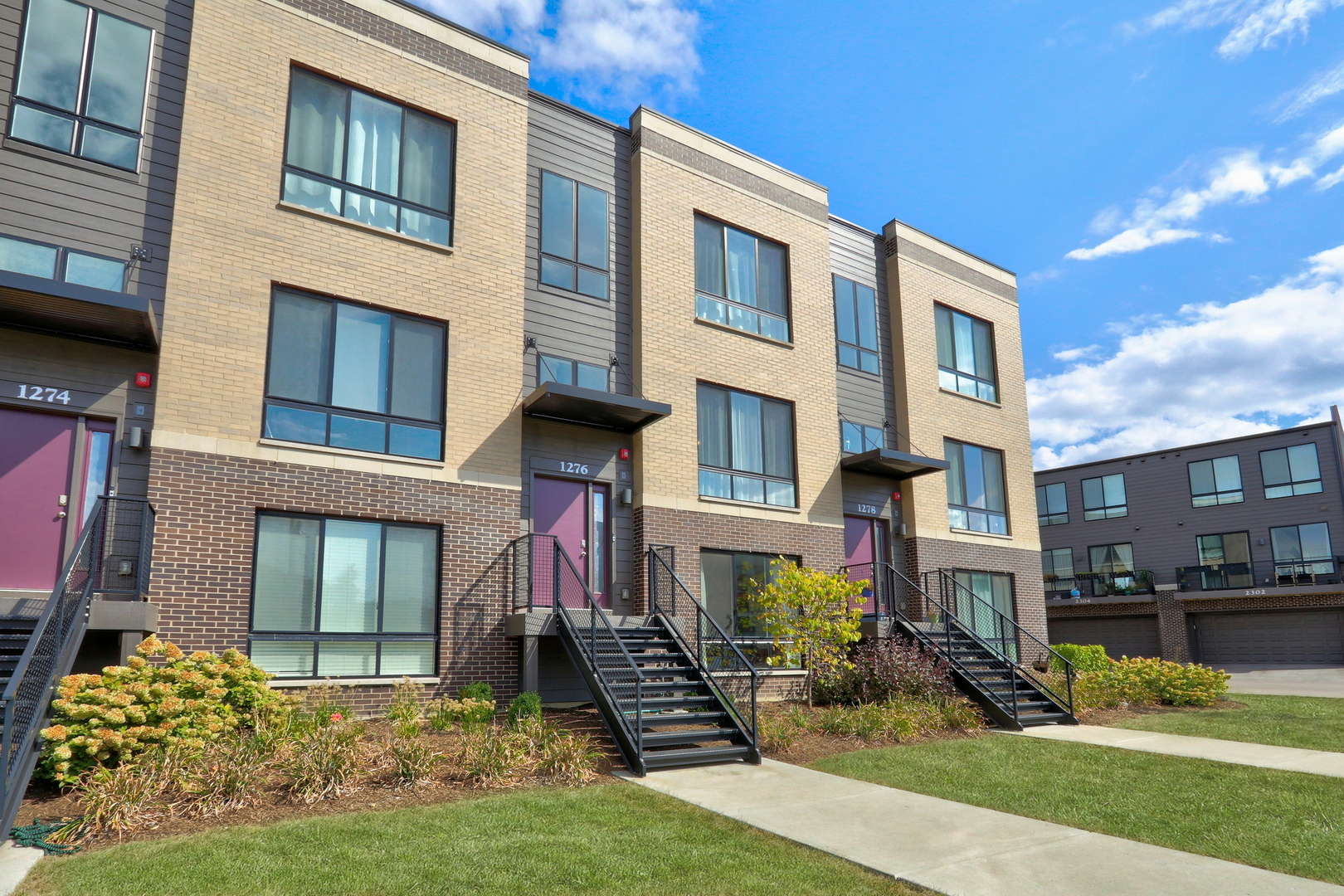 1276 Lakepointe Drive, Schaumburg, IL 60173