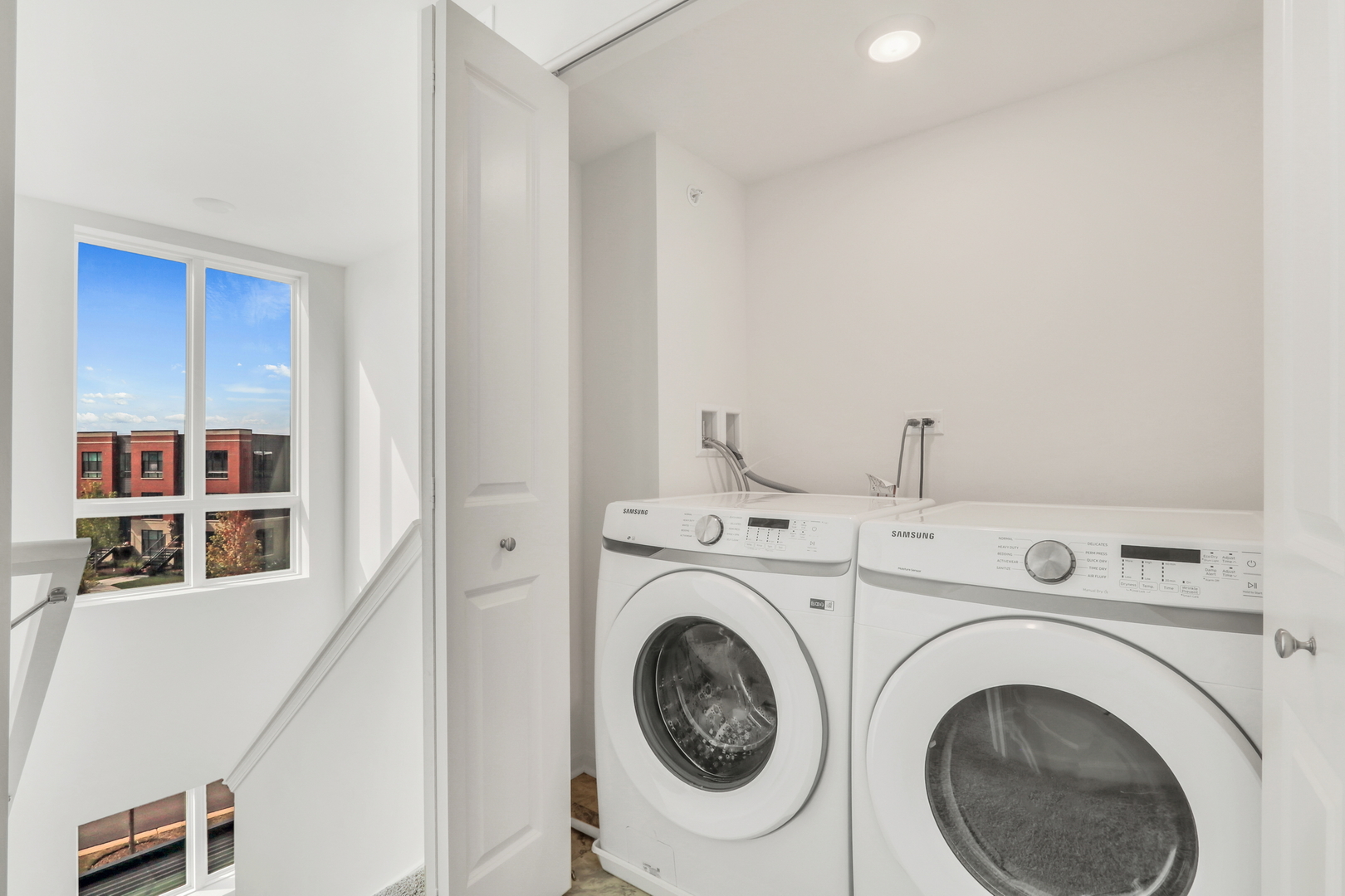 1276 Lakepointe Drive, Schaumburg, IL 60173