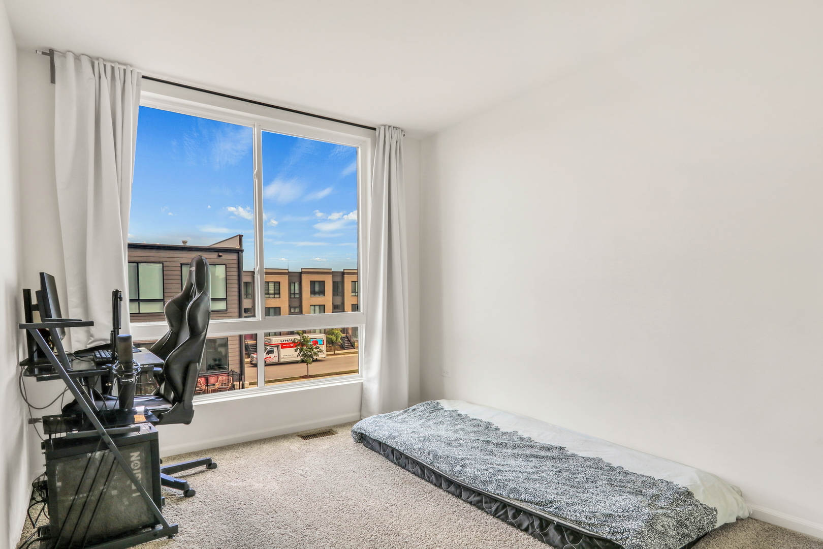 1276 Lakepointe Drive, Schaumburg, IL 60173