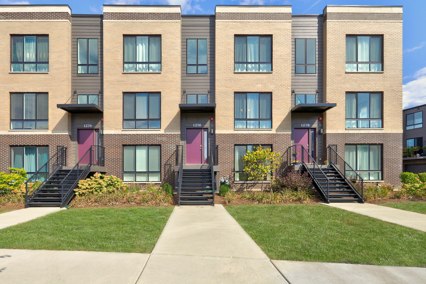 1276 Lakepointe Drive, Schaumburg, IL 60173