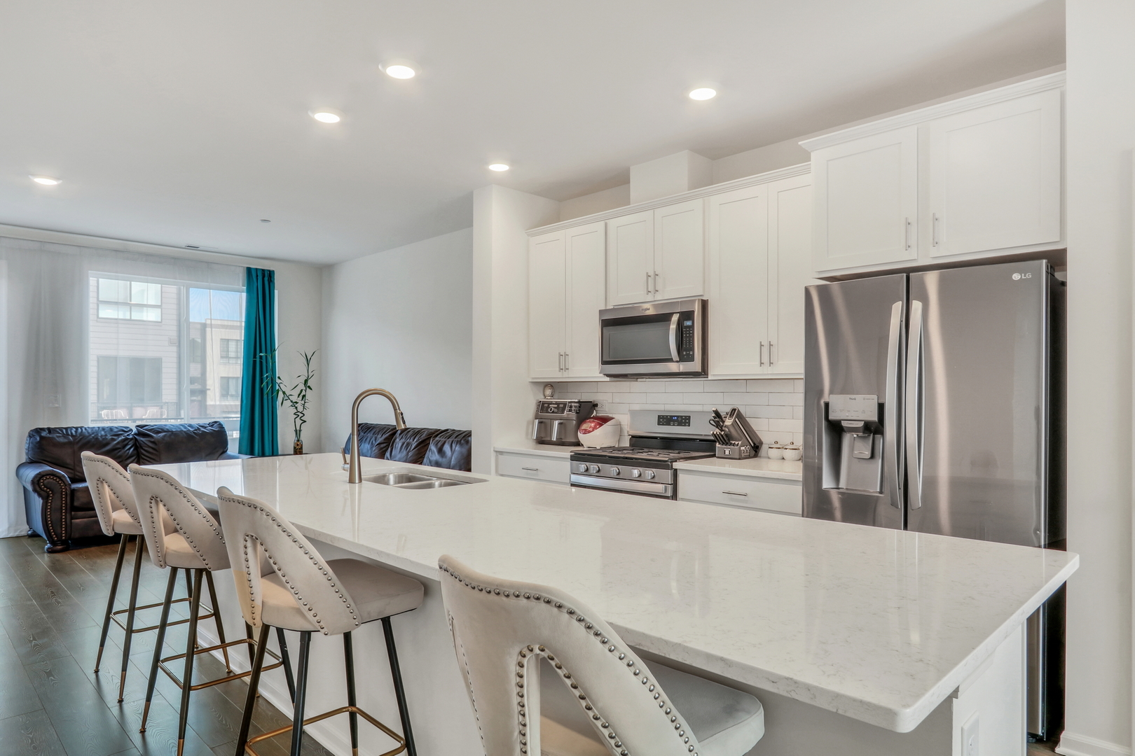 1276 Lakepointe Drive, Schaumburg, IL 60173