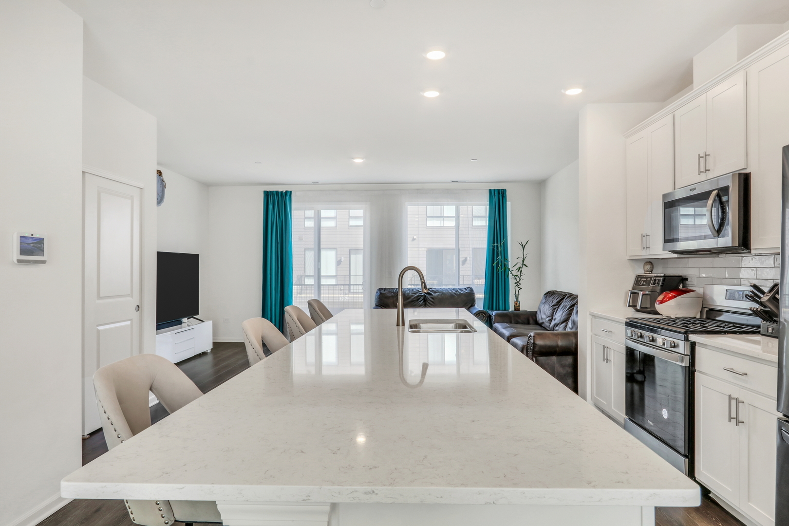 1276 Lakepointe Drive, Schaumburg, IL 60173