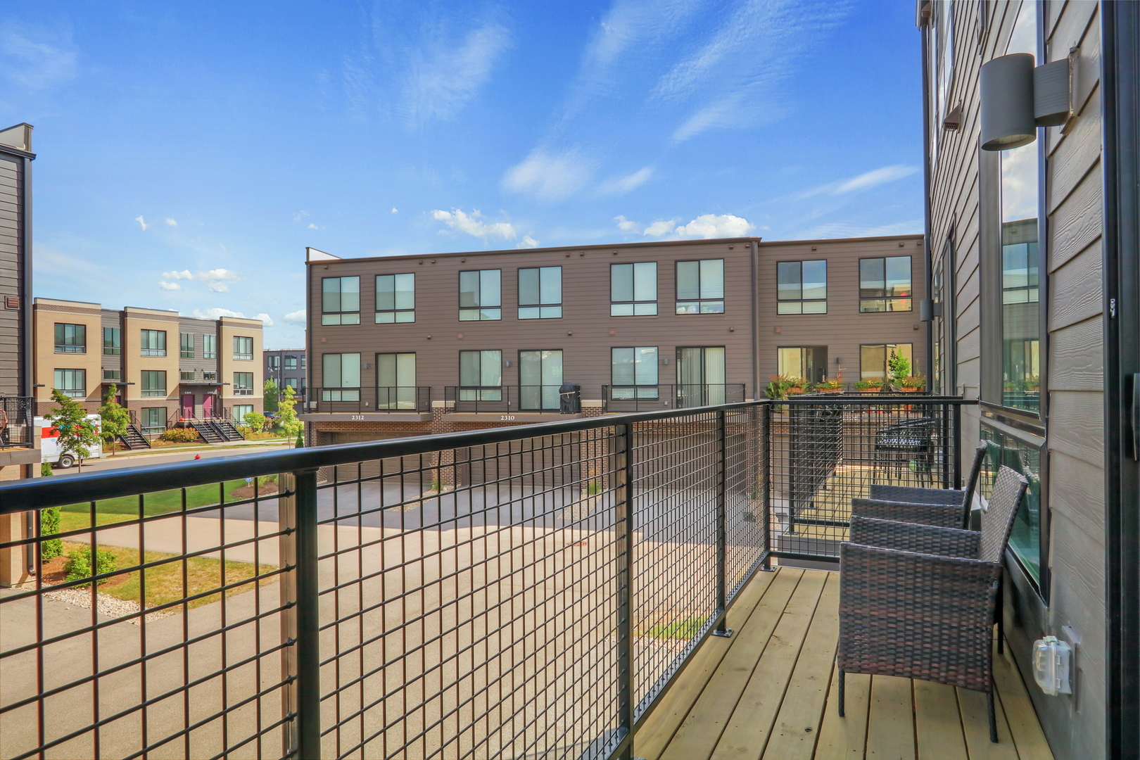 1276 Lakepointe Drive, Schaumburg, IL 60173