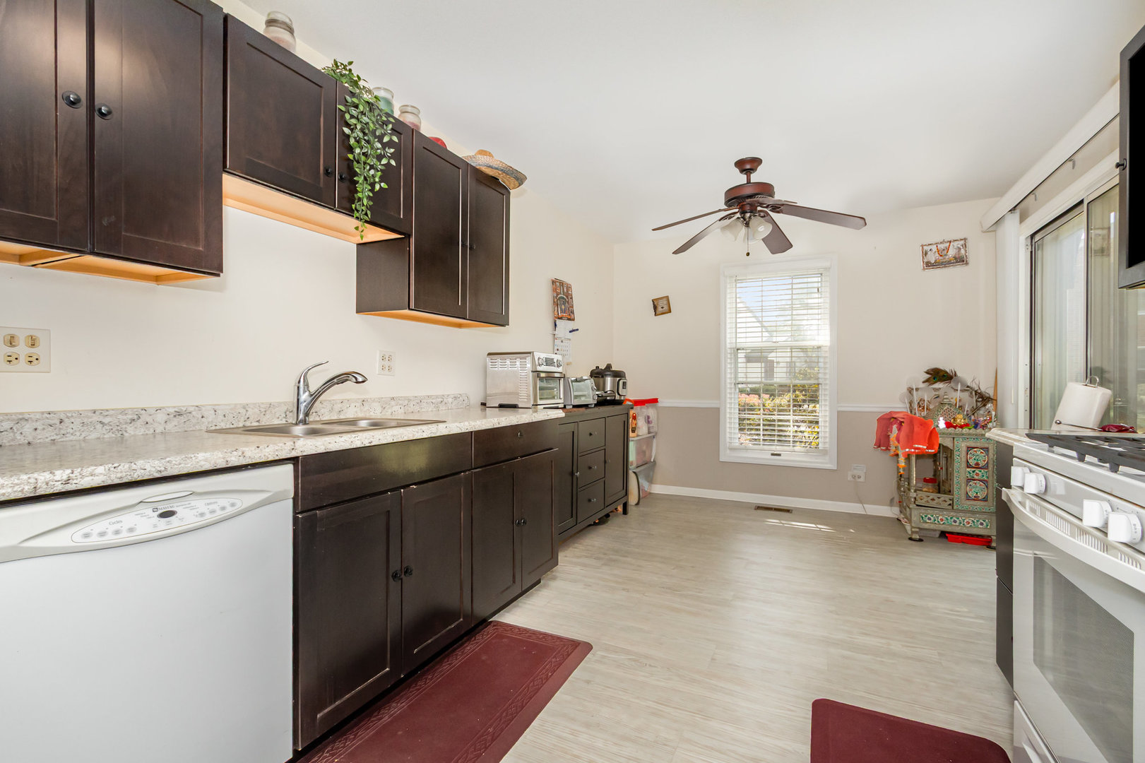 47 Glencoe Court #102D, Naperville, IL 60565