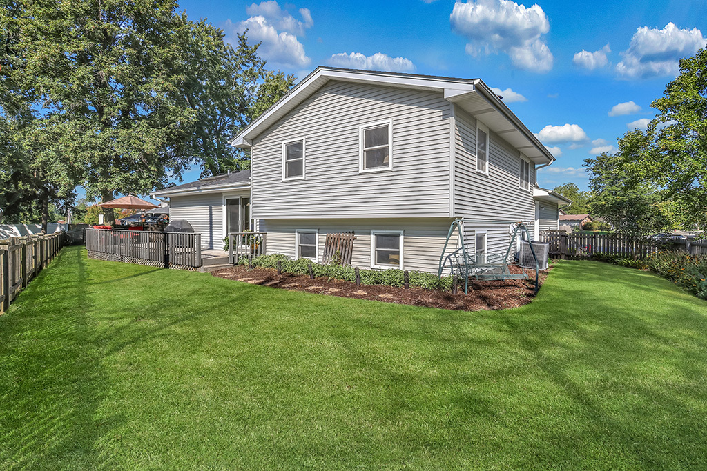 1221 RUNYAN Drive, Lockport, IL 60441