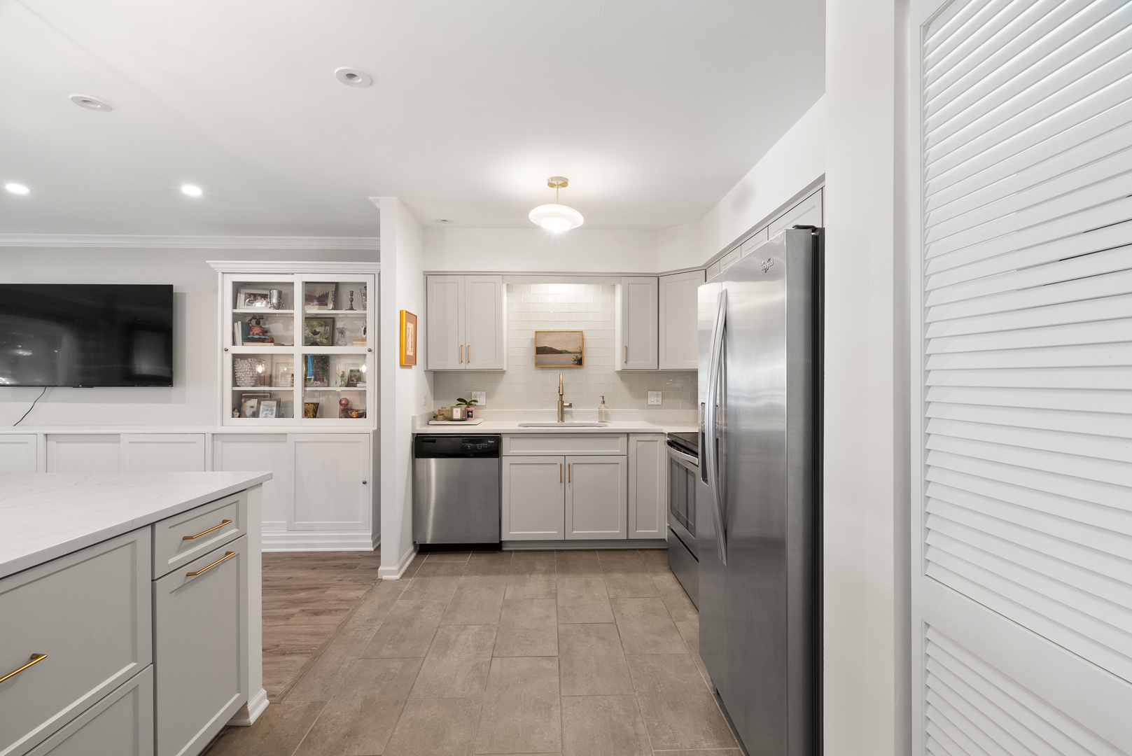 4900 Forest Avenue #201, Downers Grove, IL 60515