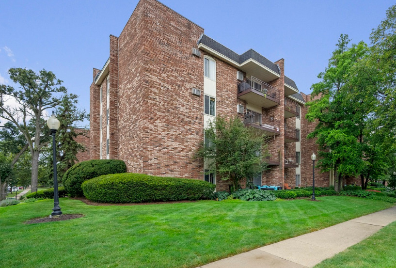 4900 Forest Avenue #201, Downers Grove, IL 60515
