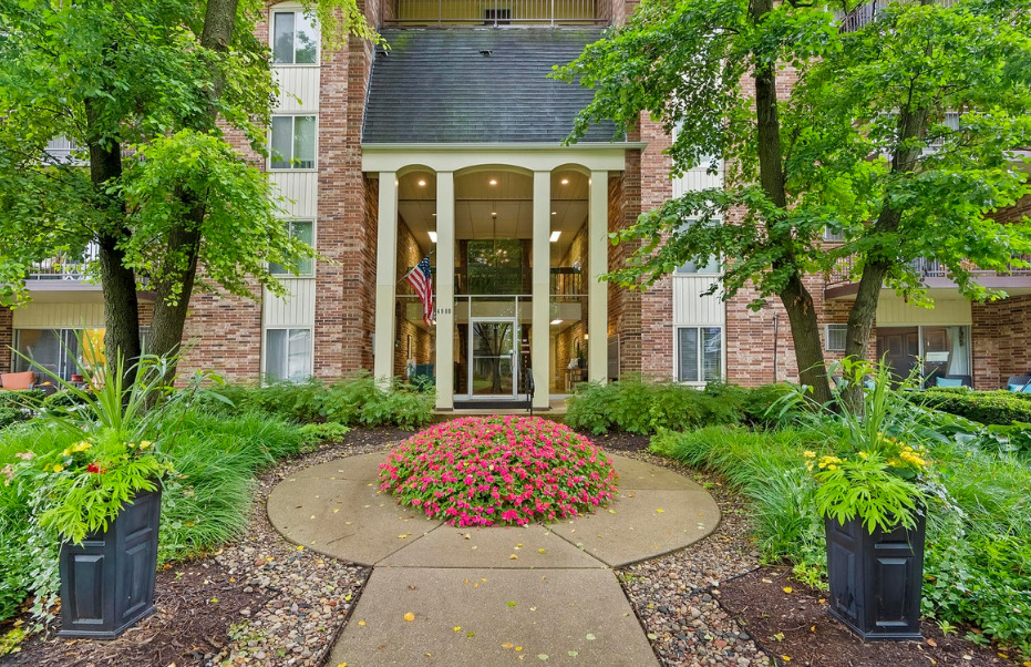 4900 Forest Avenue #201, Downers Grove, IL 60515