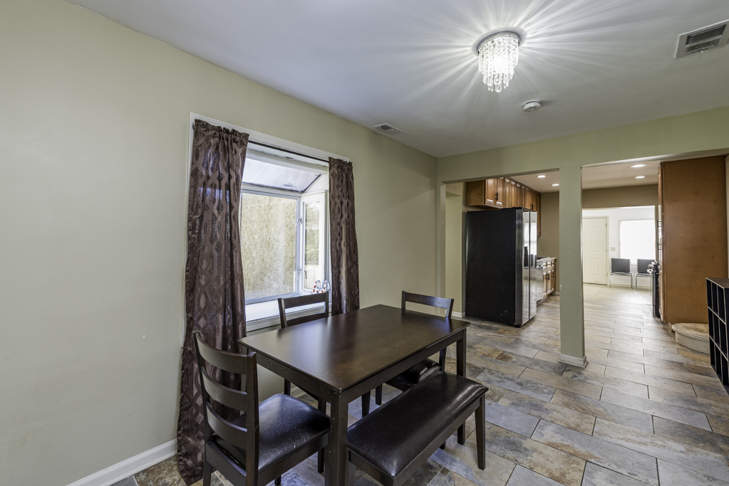 1700 Gideon Avenue, Zion, IL 60099