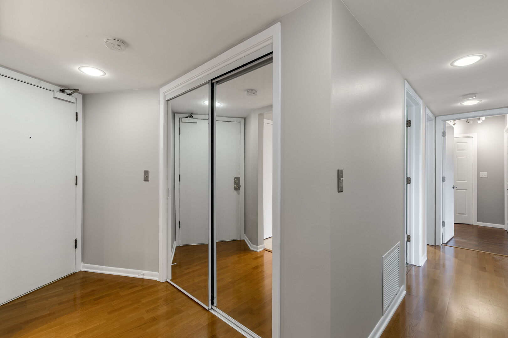 905 Center Street #507, Des Plaines, IL 60016