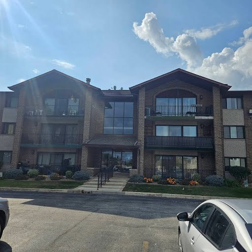 9051 S Roberts Road #102, Hickory Hills, IL 60457