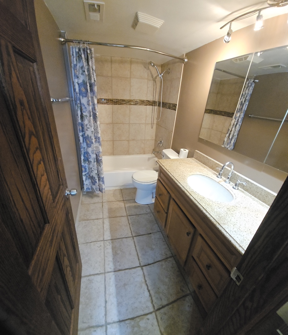 9051 S Roberts Road #102, Hickory Hills, IL 60457