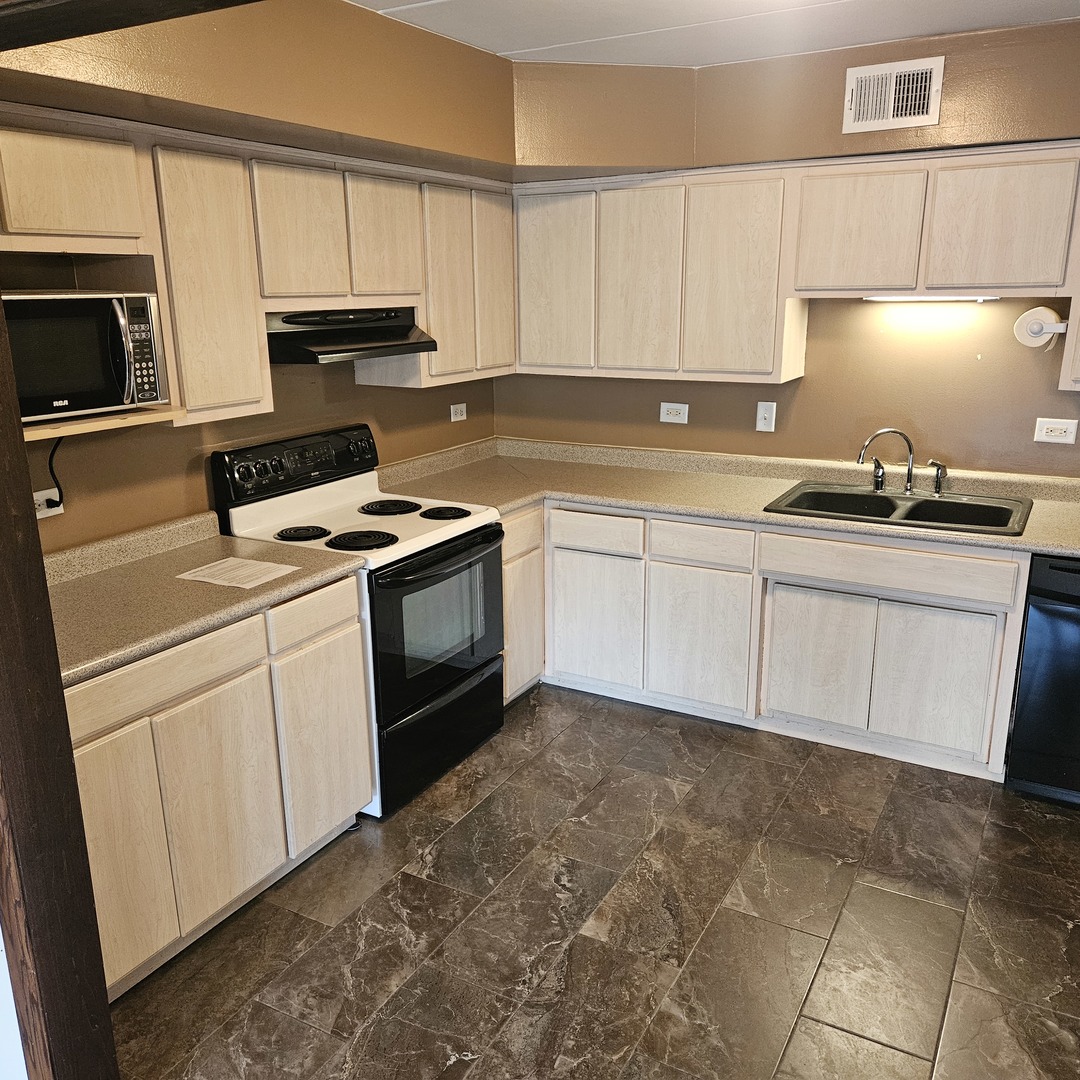 9051 S Roberts Road #102, Hickory Hills, IL 60457