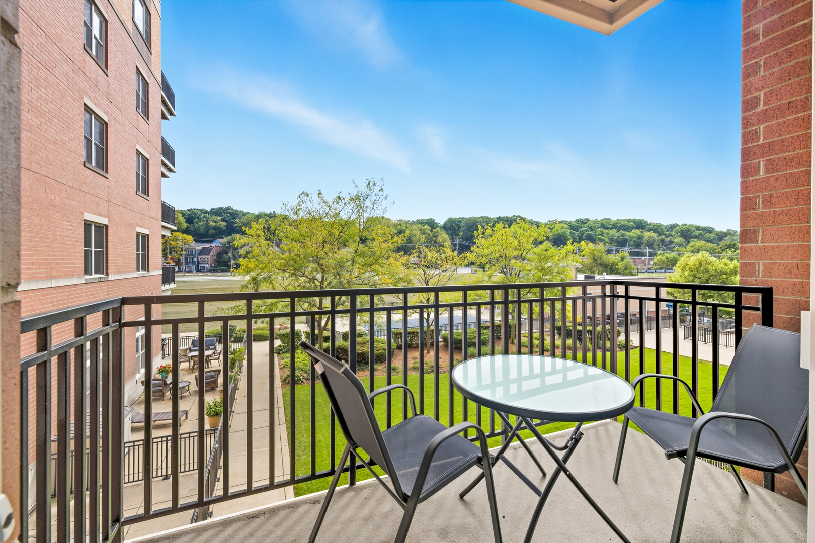 300 Village Circle #203, Willow Springs, IL 60480