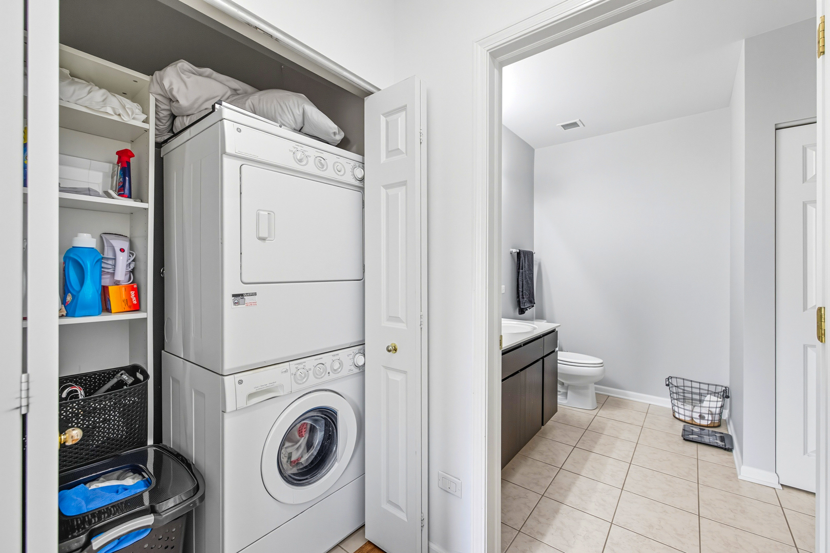 300 Village Circle #203, Willow Springs, IL 60480